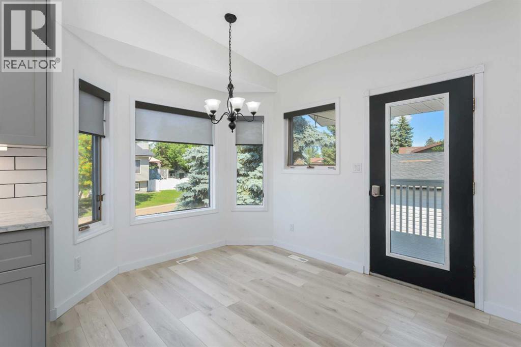 11 Maple Bay, Lacombe