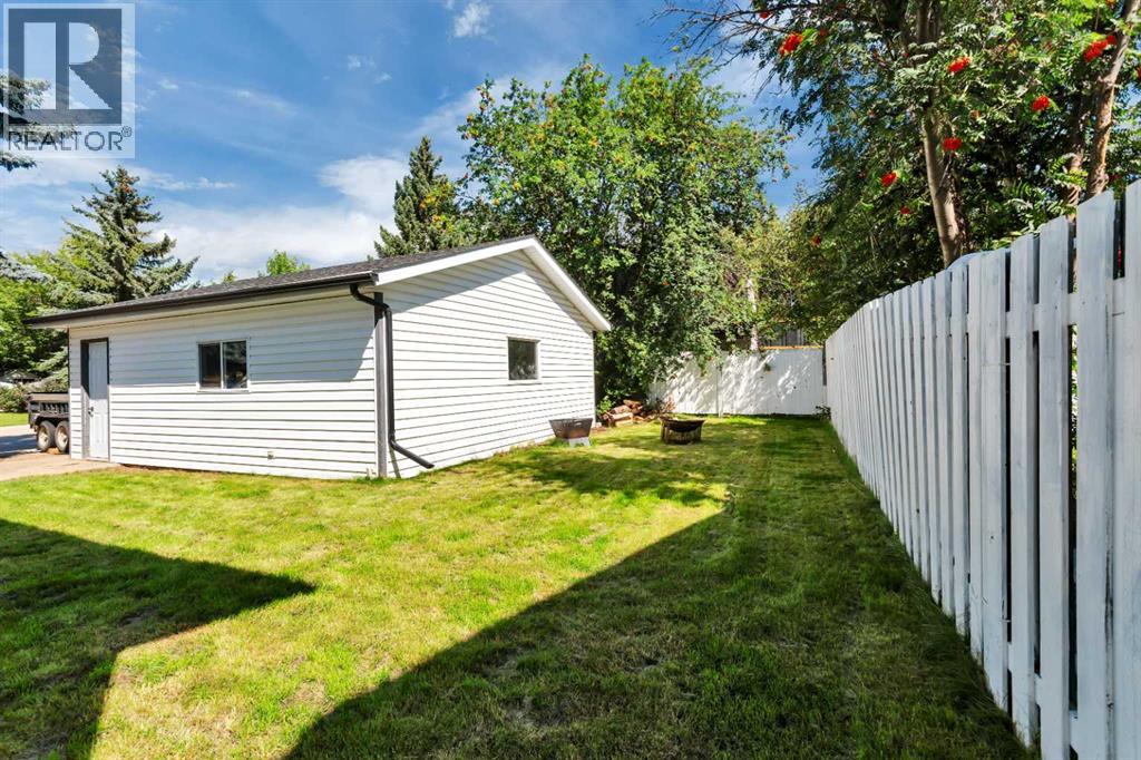 11 Maple Bay, Lacombe
