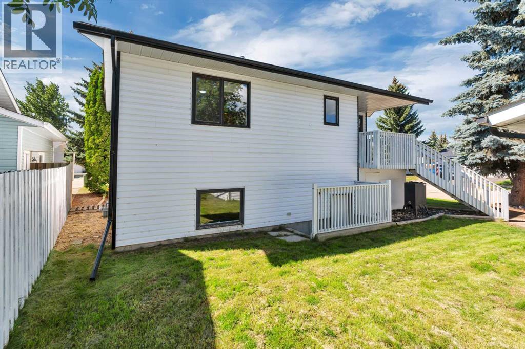 11 Maple Bay, Lacombe