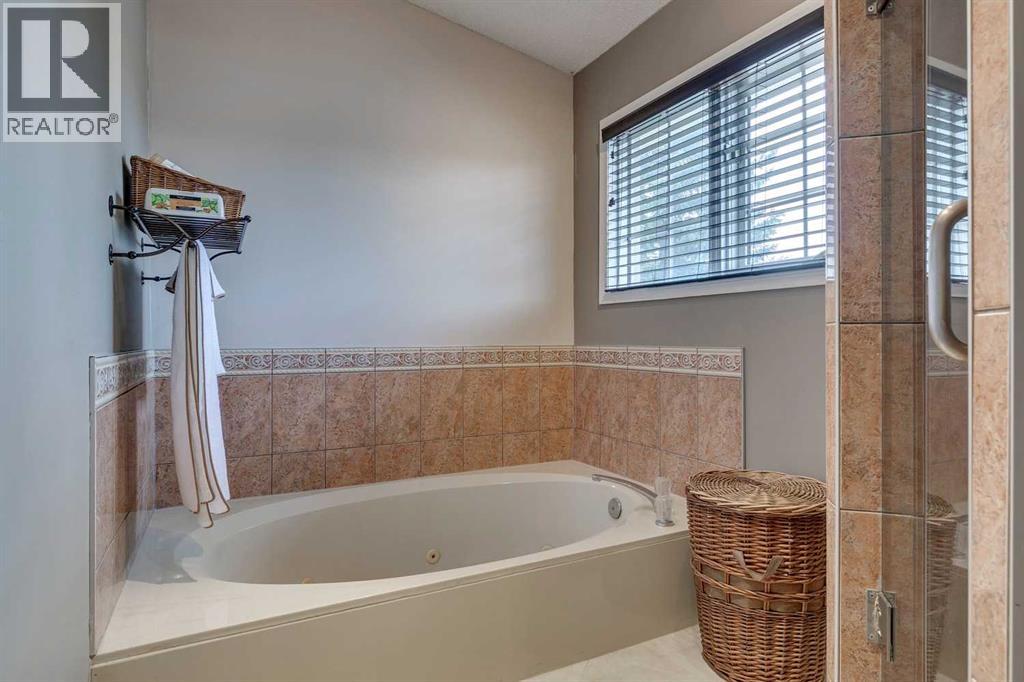 Single Family House for Sale in  Douglasbank Crescent SE Douglasdale/Glen Calgary 