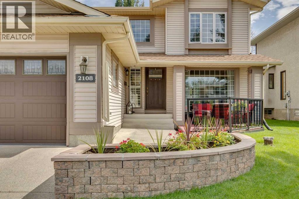 Single Family House for Sale in  Douglasbank Crescent SE Douglasdale/Glen Calgary 