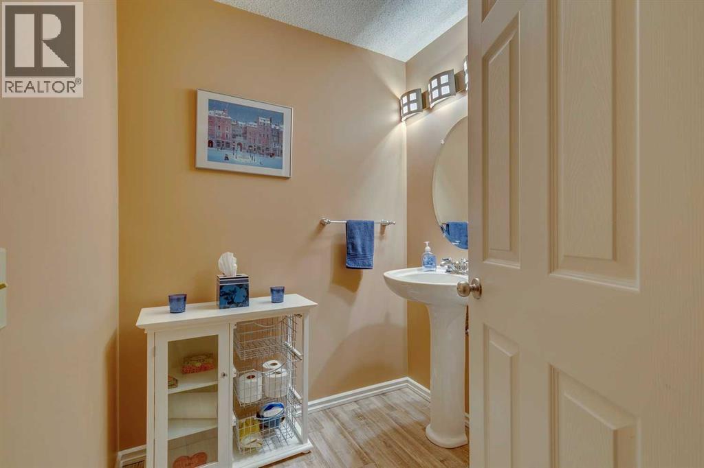 Single Family House for Sale in  Douglasbank Crescent SE Douglasdale/Glen Calgary 