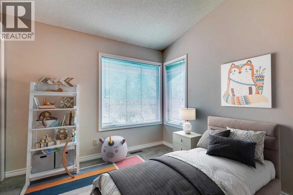 Single Family House for Sale in  Douglasbank Crescent SE Douglasdale/Glen Calgary 