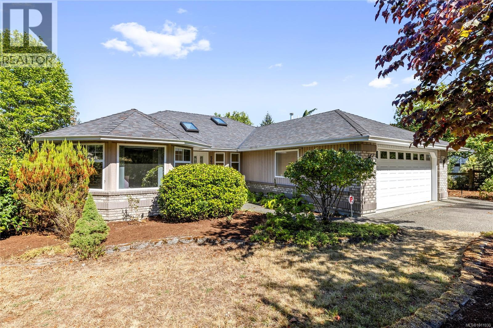 Photo 1 of 560 Country Club Dr, Qualicum Beach BC