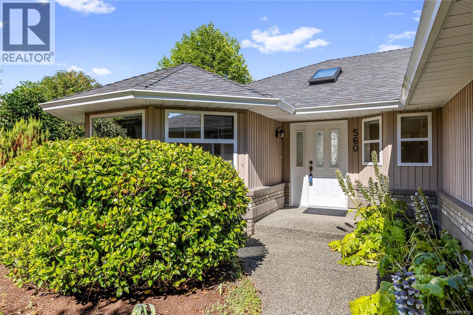 Photo 2 of 560 Country Club Dr, Qualicum Beach BC