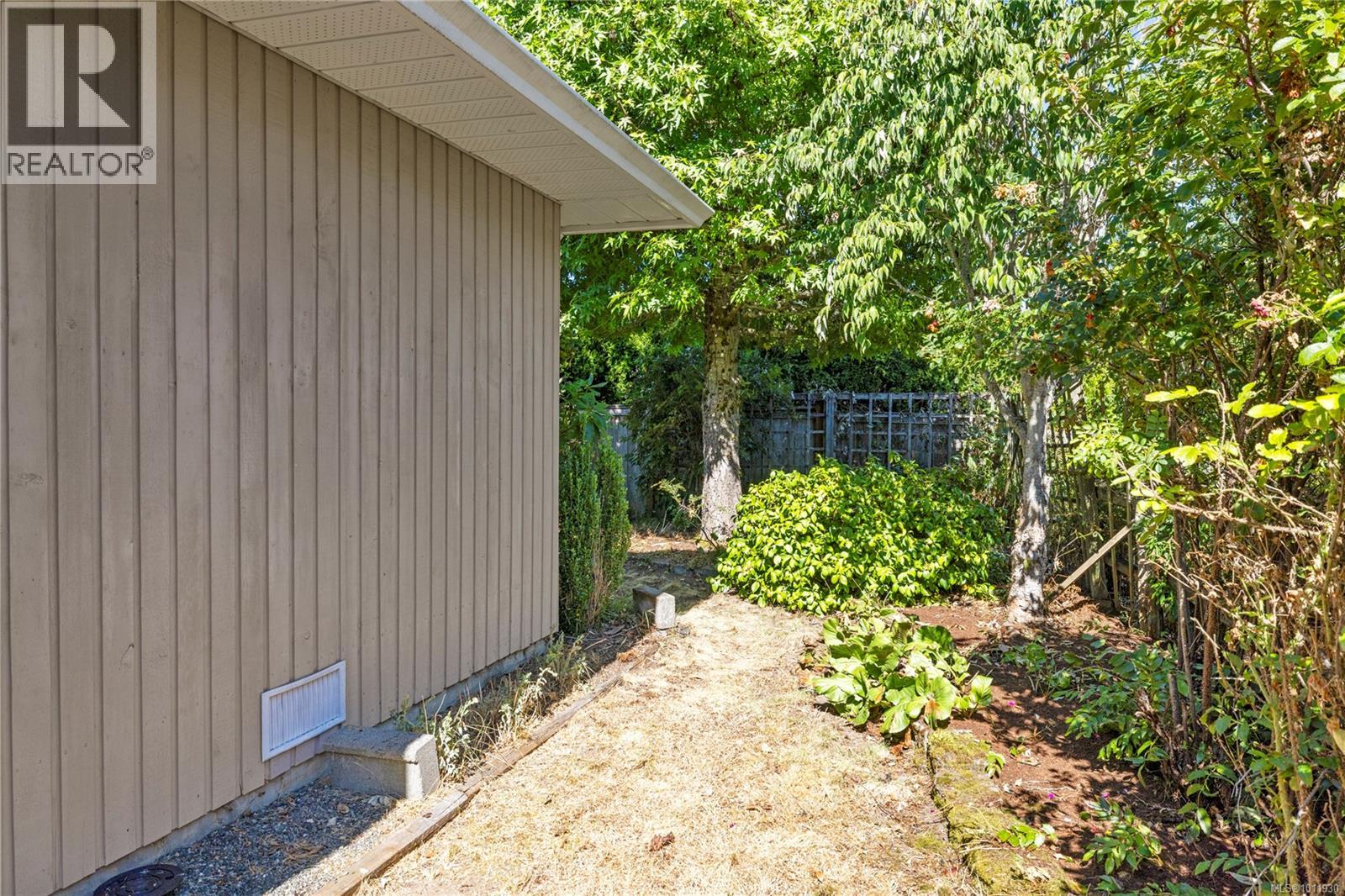 Photo 23 of 560 Country Club Dr, Qualicum Beach BC
