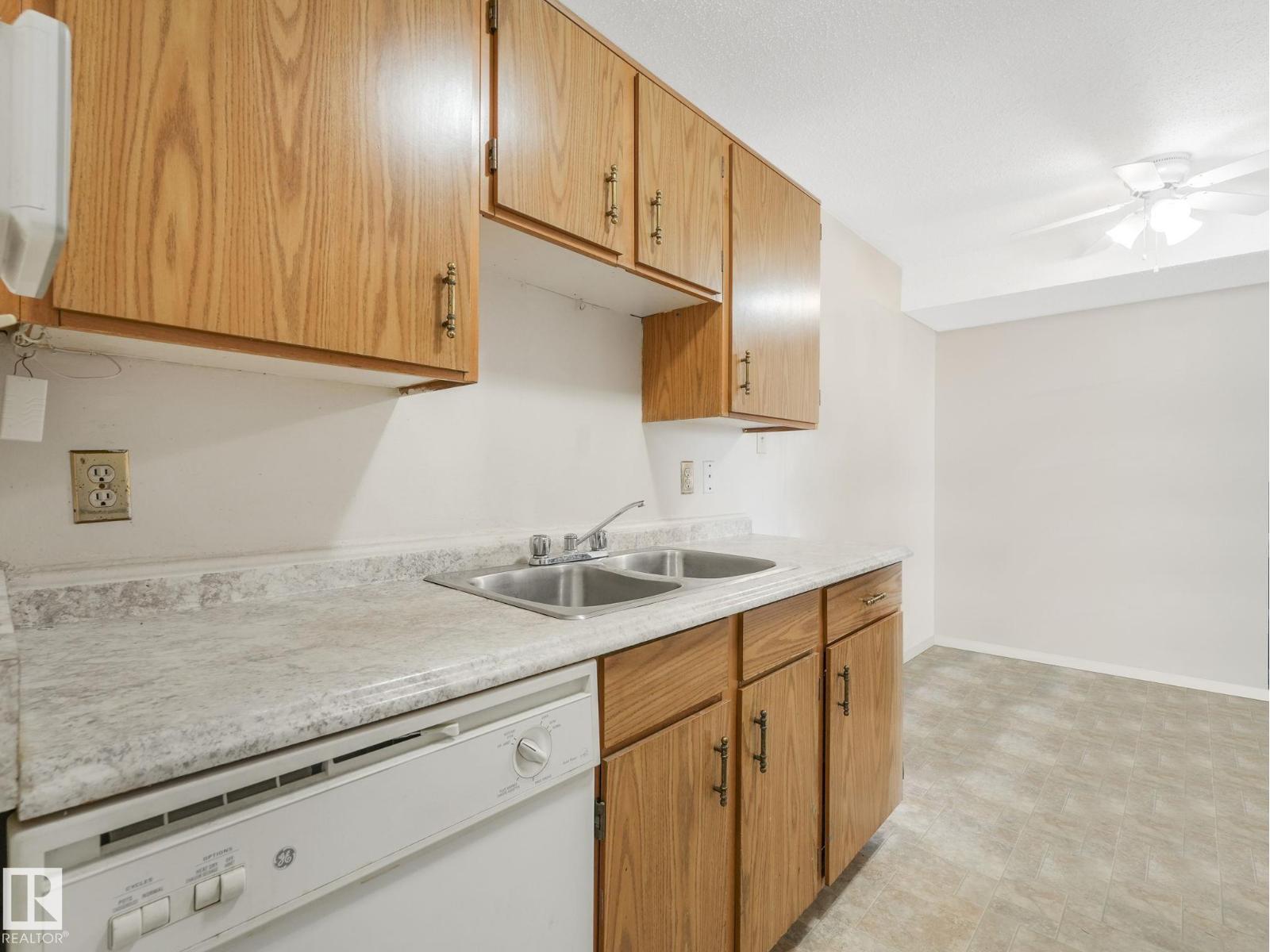 Photo 4 of 108 1945 105 St Nw, Edmonton AB