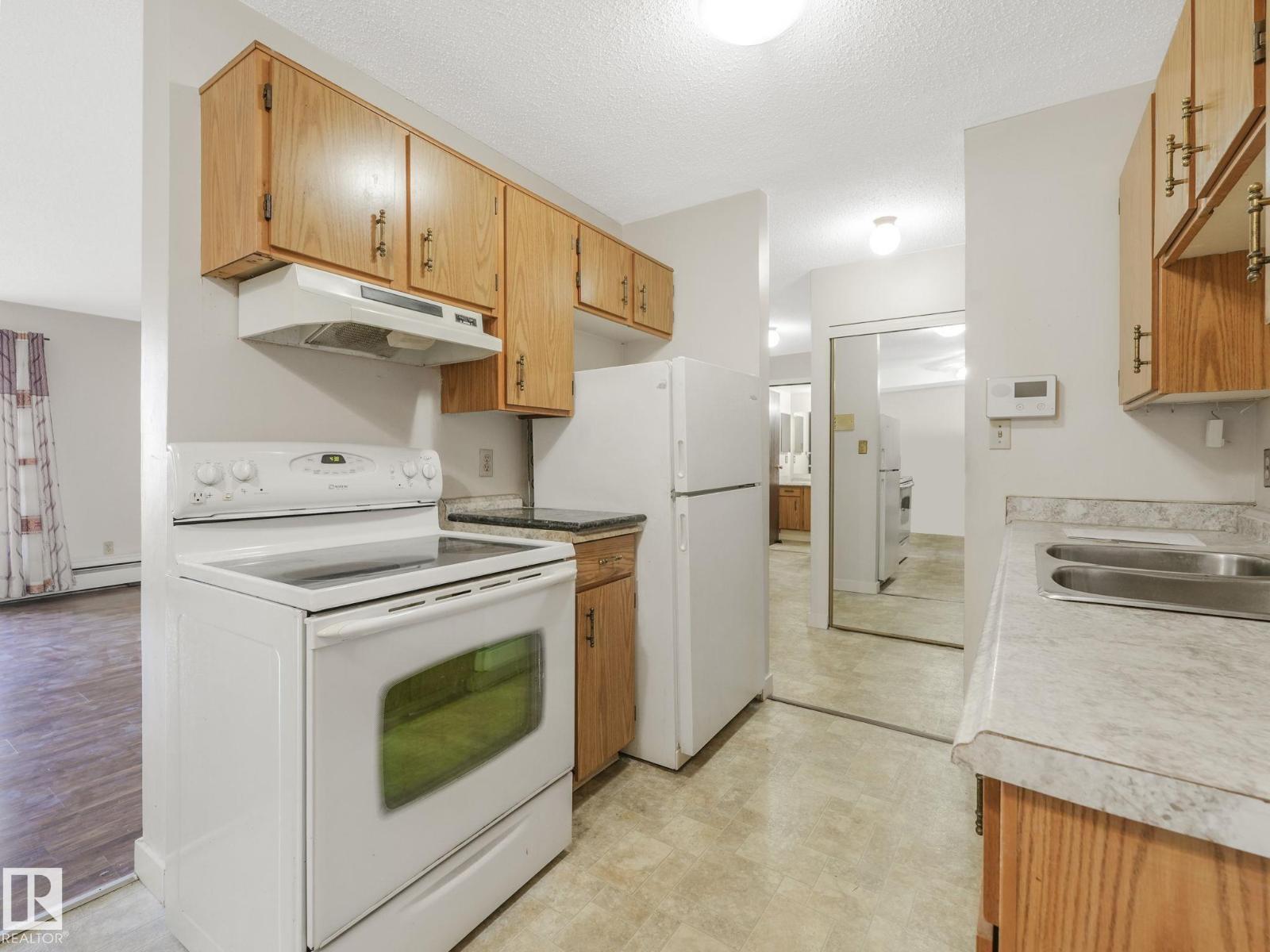 Photo 6 of 108 1945 105 St Nw, Edmonton AB