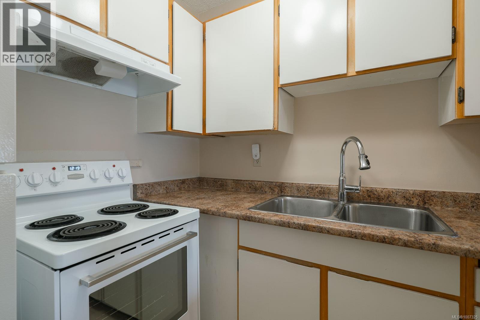 Photo 3 of 10 444 Bruce Ave, Nanaimo BC