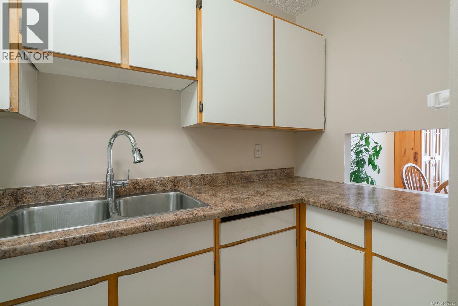 Photo 4 of 10 444 Bruce Ave, Nanaimo BC
