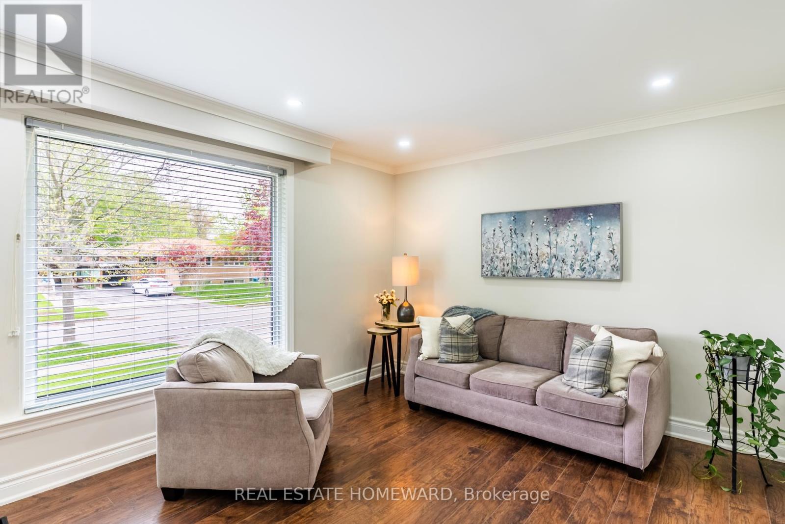 Photo 10 of 20 Woodgarden Crescent, Toronto ON
