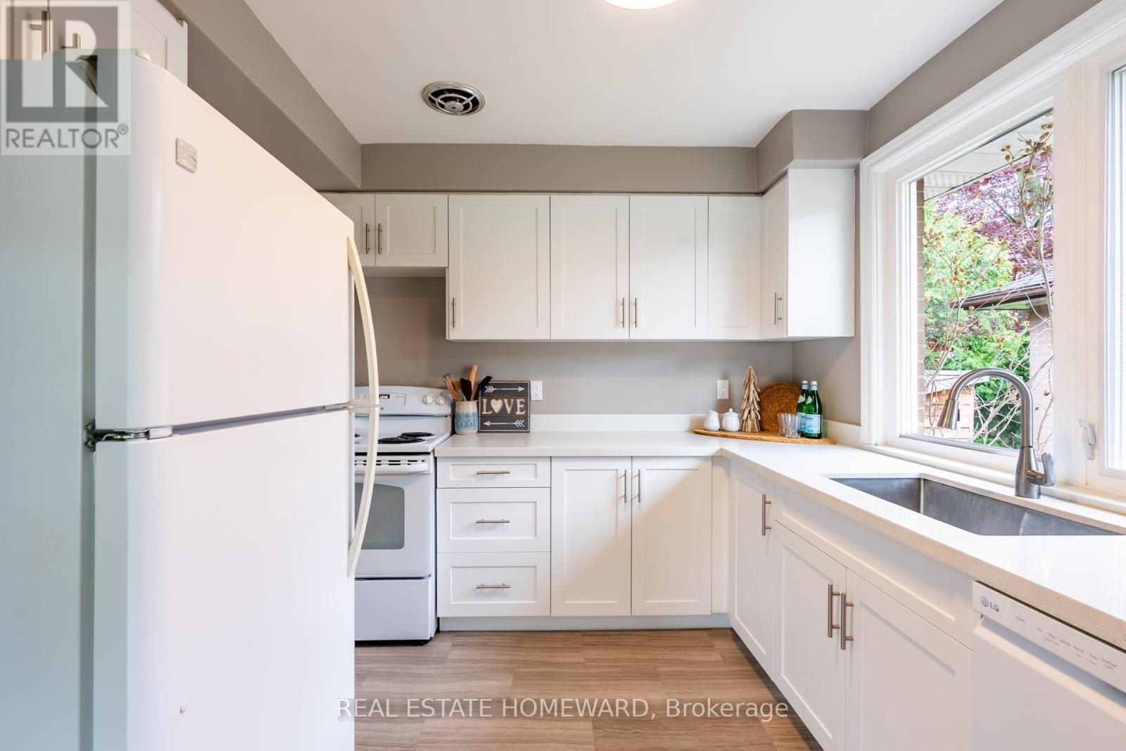 Photo 4 of 20 Woodgarden Crescent, Toronto ON
