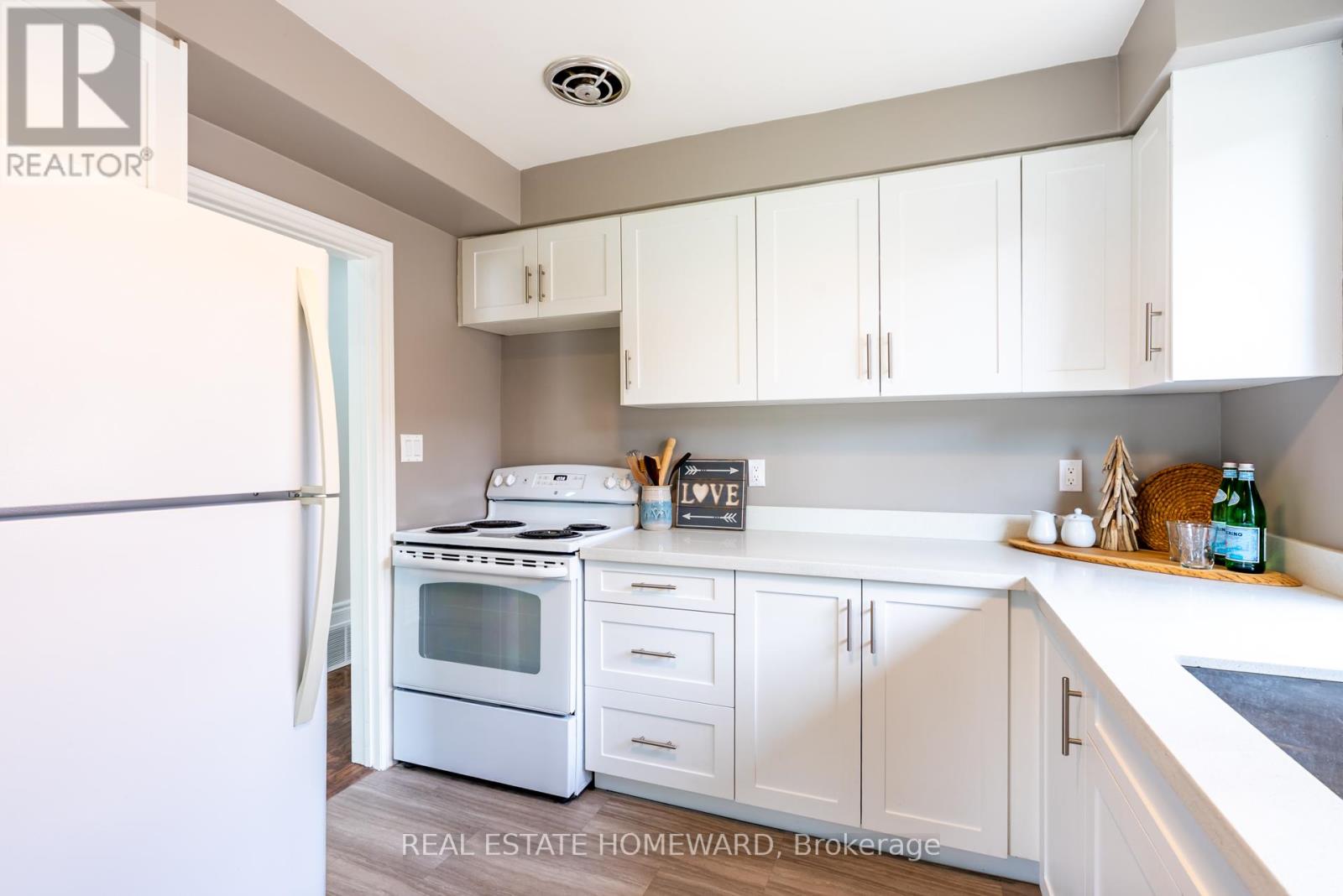 Photo 5 of 20 Woodgarden Crescent, Toronto ON