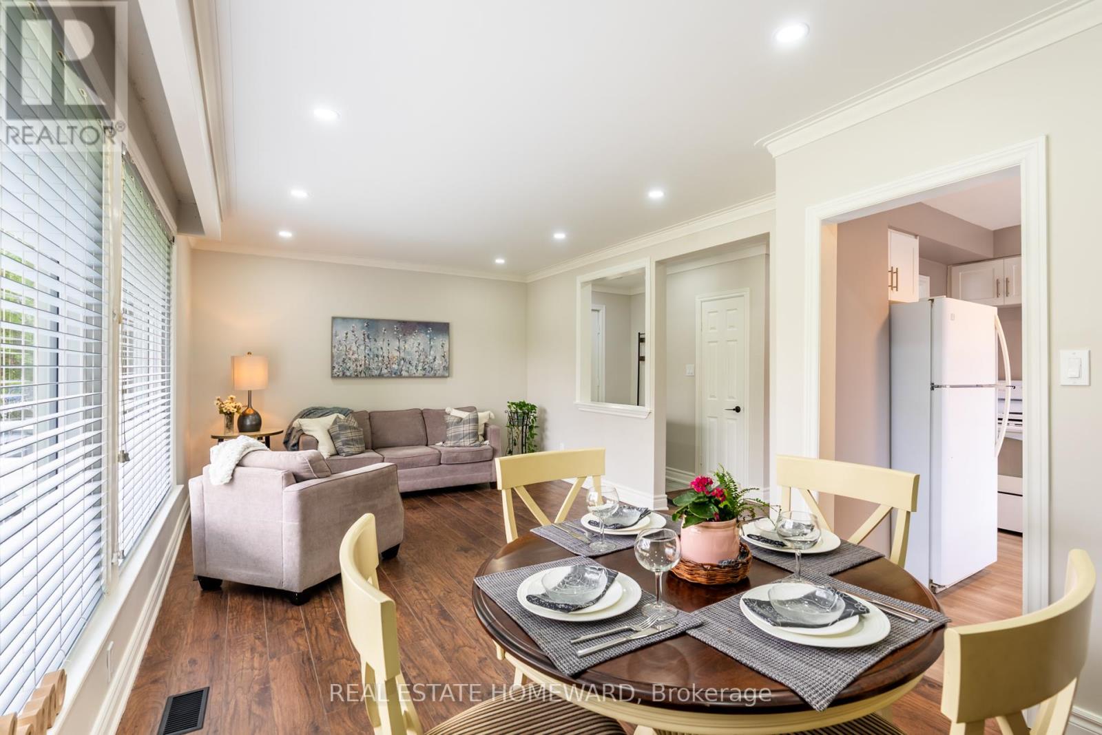 Photo 9 of 20 Woodgarden Crescent, Toronto ON