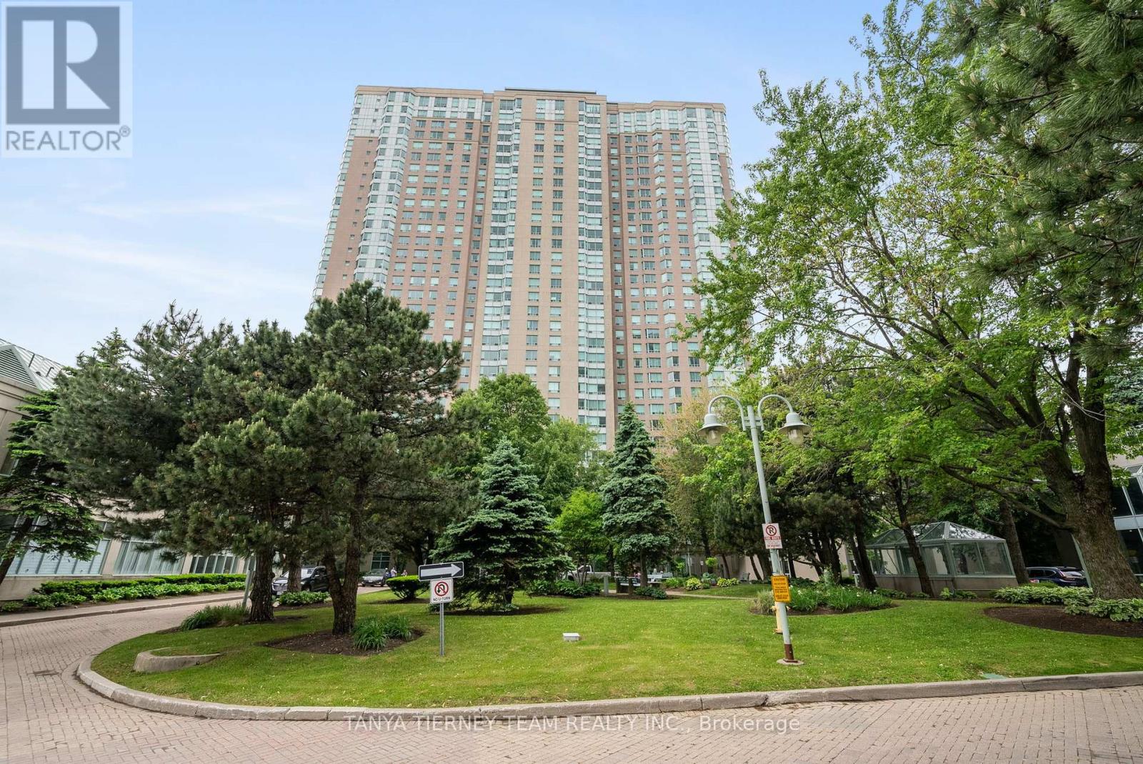 Photo 3 of 1931 68 Corporate Drive, Toronto ON