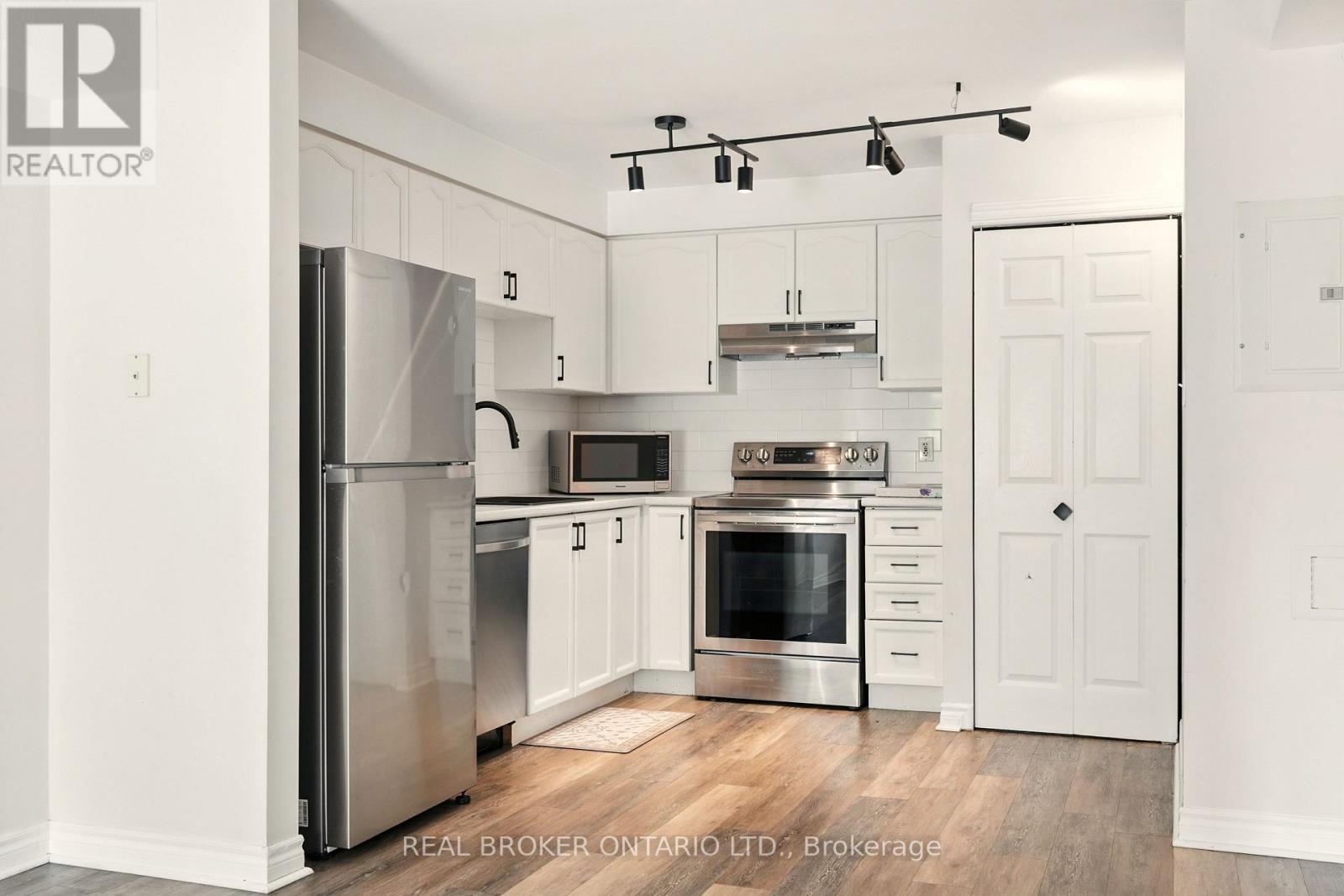 Photo 12 of 303 49 Jacobs Terrace, Barrie ON