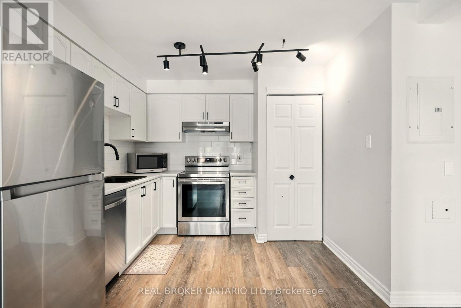 Photo 15 of 303 49 Jacobs Terrace, Barrie ON
