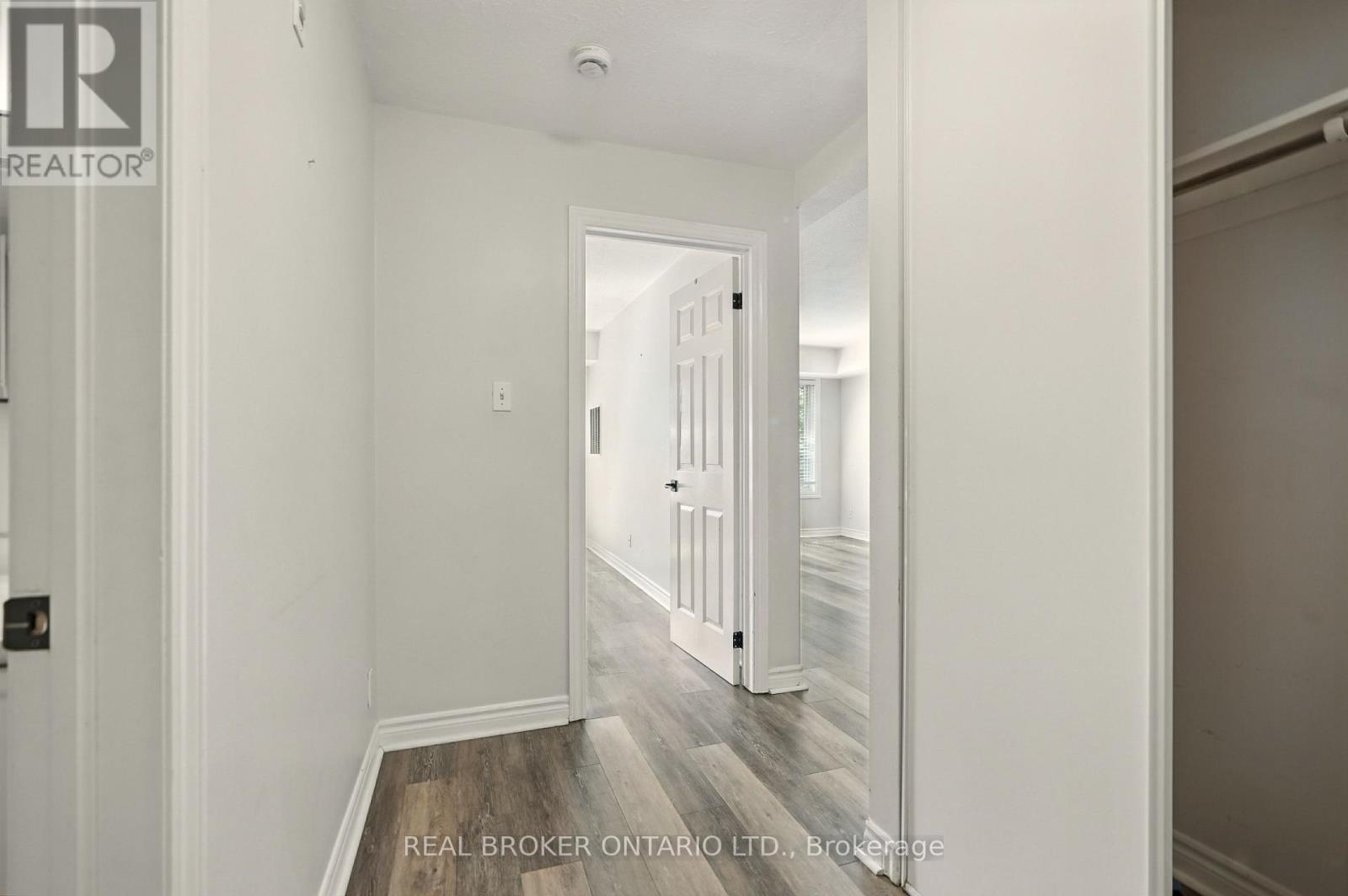 Photo 4 of 303 49 Jacobs Terrace, Barrie ON