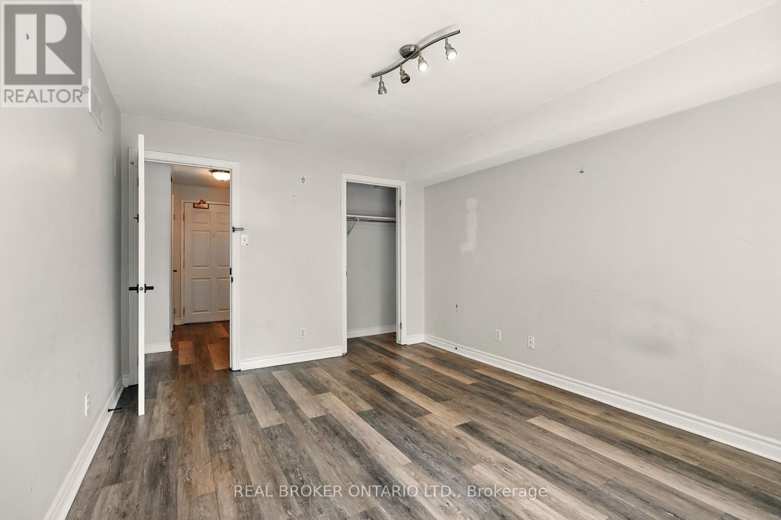 Photo 8 of 303 49 Jacobs Terrace, Barrie ON