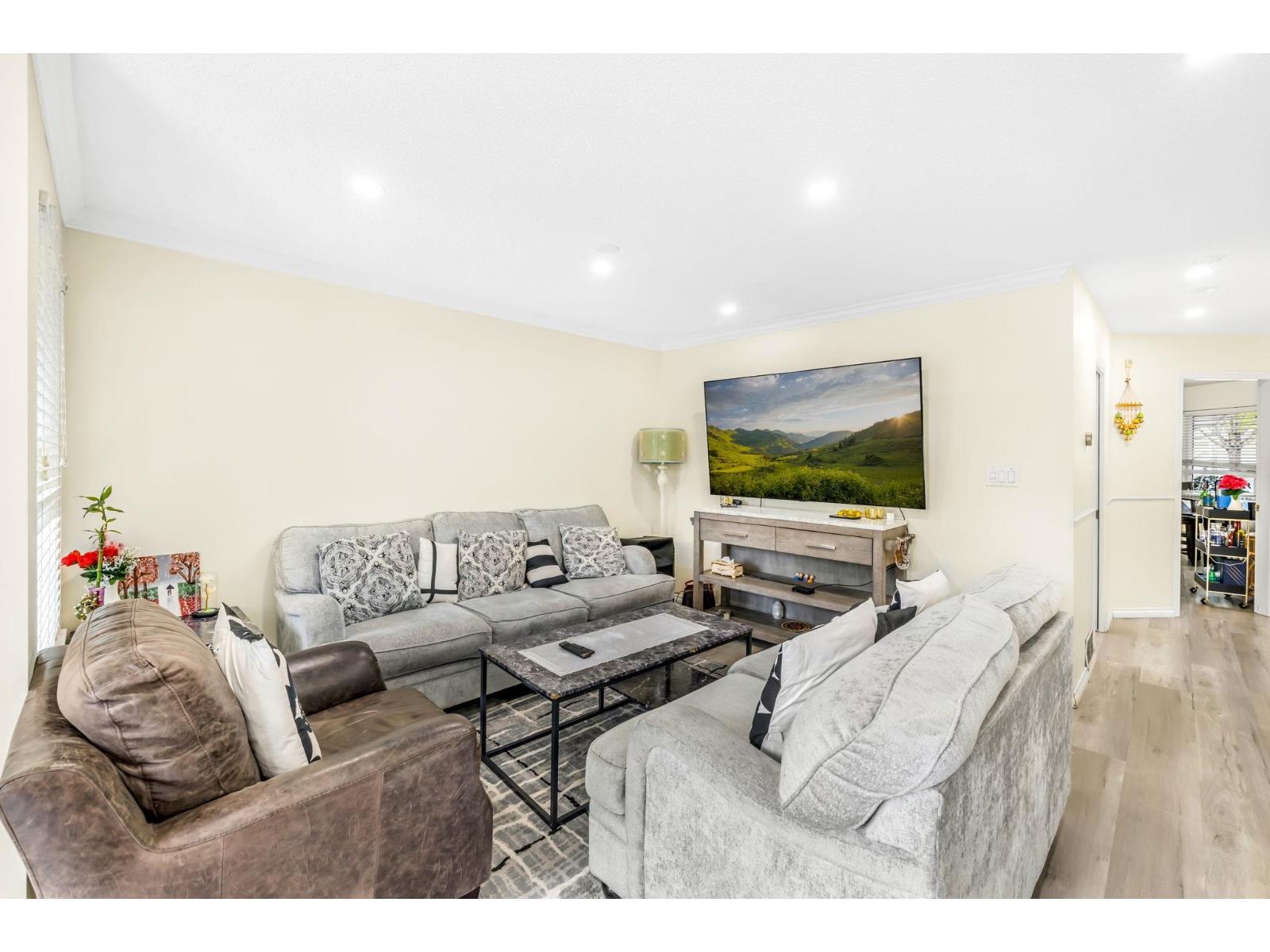 Photo 1 of 17 6478 121 Street, Surrey BC
