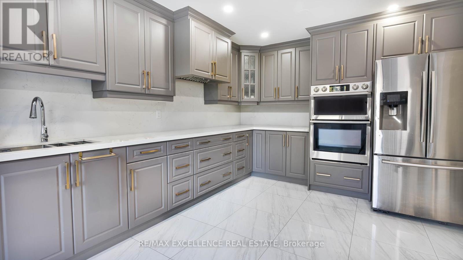 Photo 3 of 280 Hansen Road N, Brampton ON