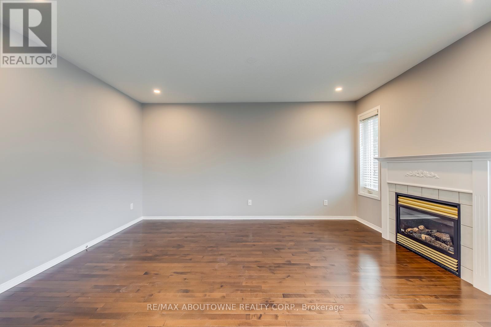 Photo 10 of 2247 Briargrove Circle, Oakville ON