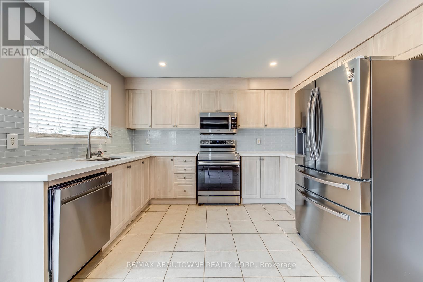 Photo 13 of 2247 Briargrove Circle, Oakville ON