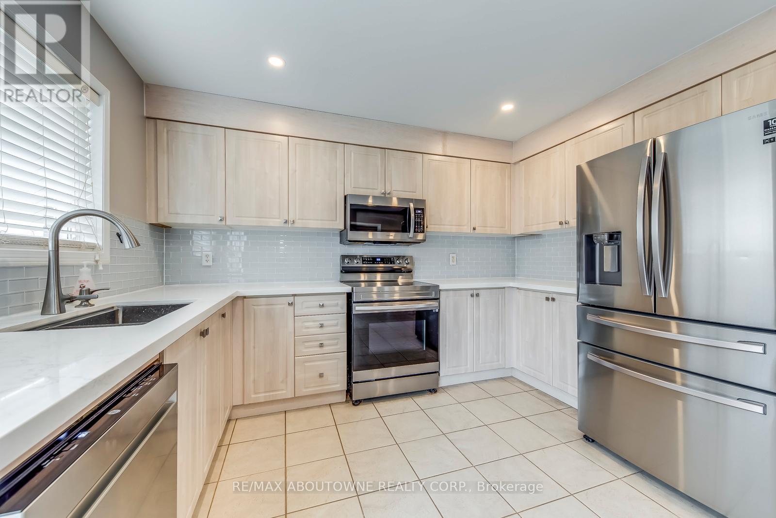 Photo 15 of 2247 Briargrove Circle, Oakville ON