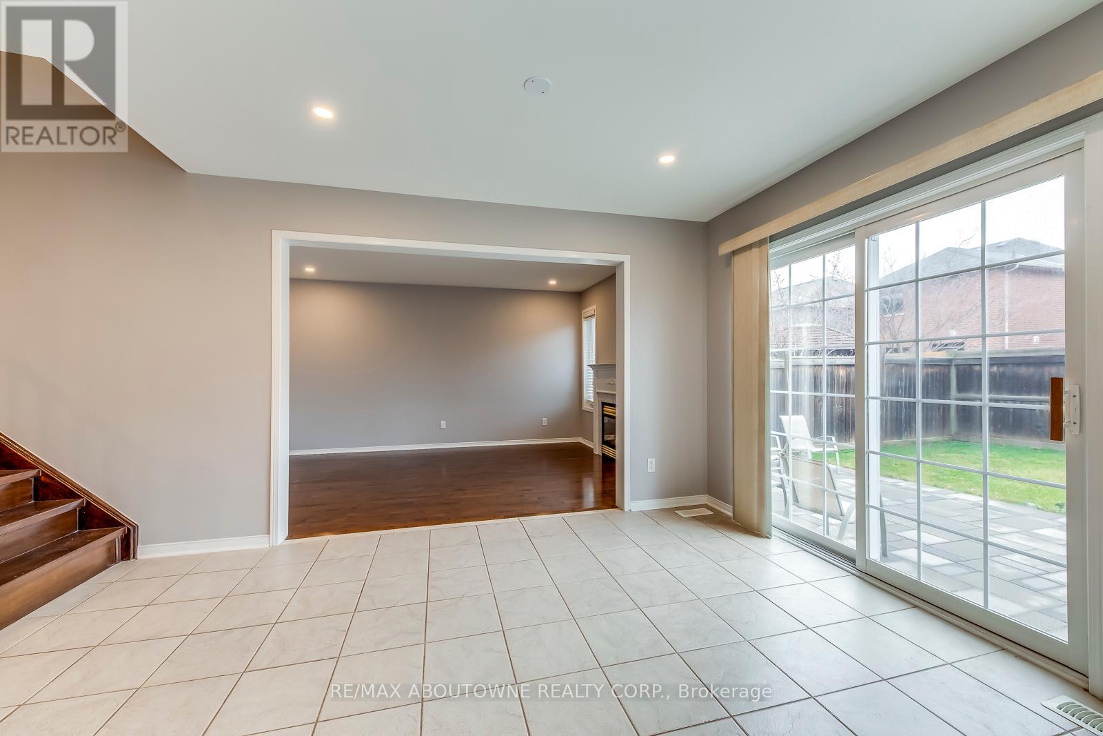 Photo 17 of 2247 Briargrove Circle, Oakville ON