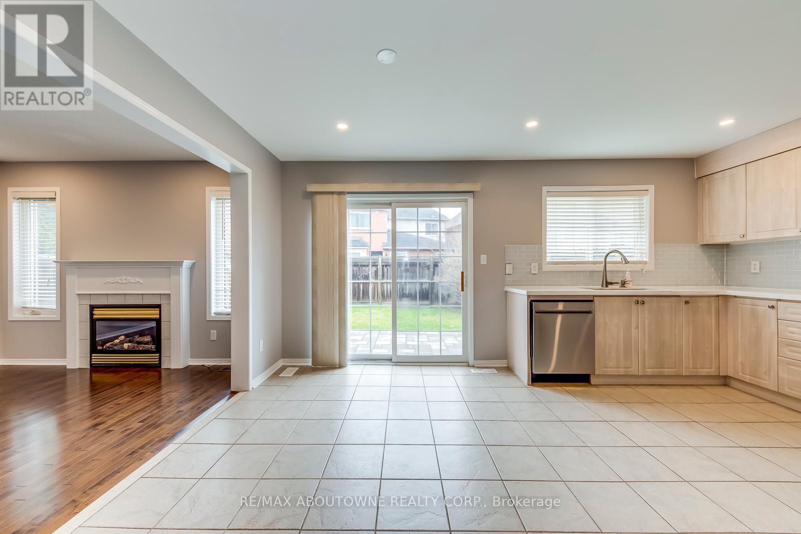 Photo 18 of 2247 Briargrove Circle, Oakville ON