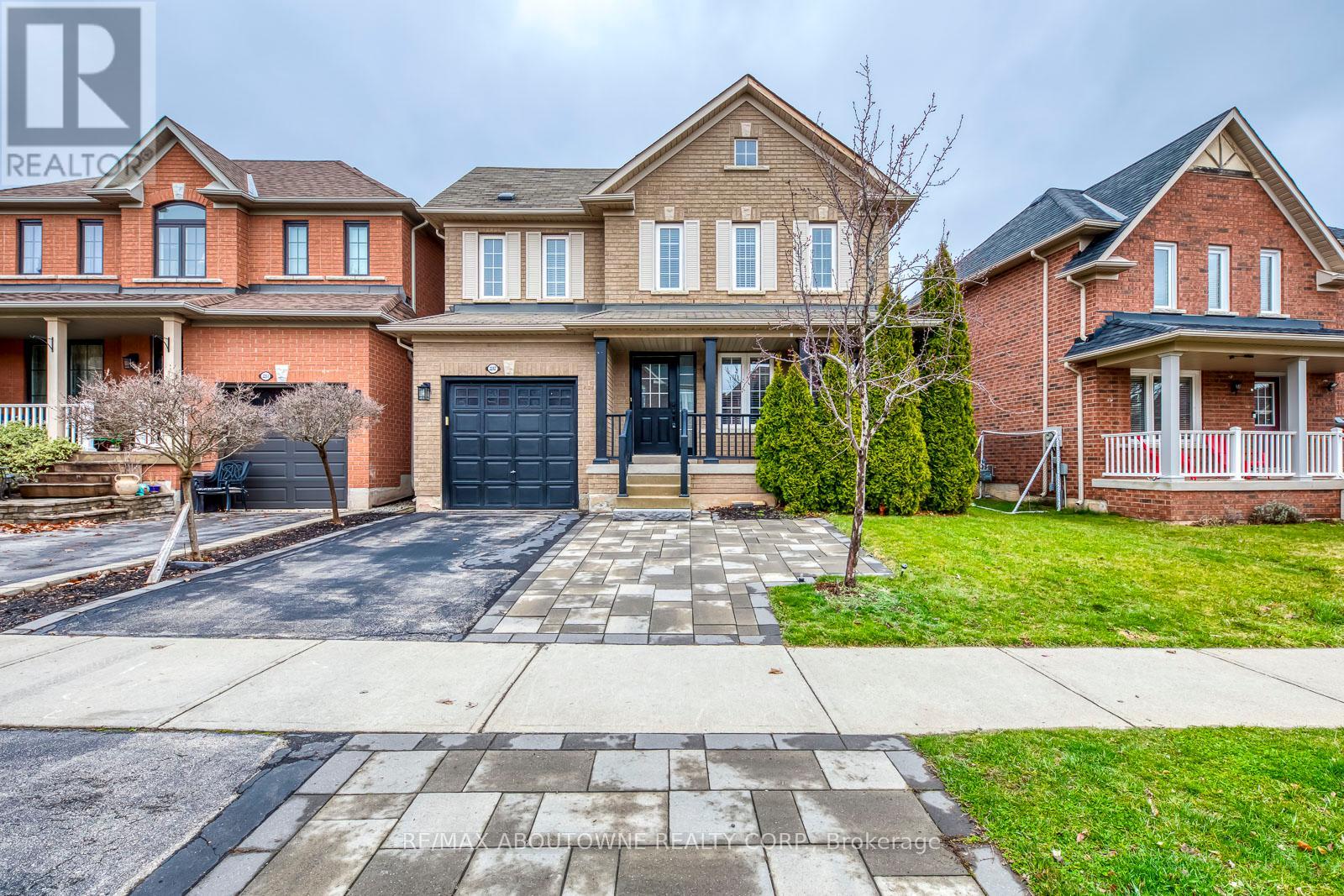 Photo 2 of 2247 Briargrove Circle, Oakville ON