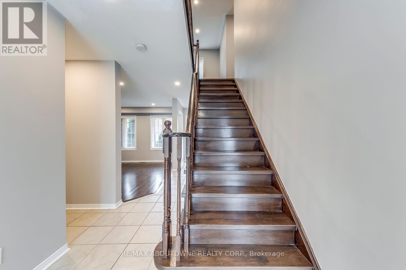 Photo 20 of 2247 Briargrove Circle, Oakville ON