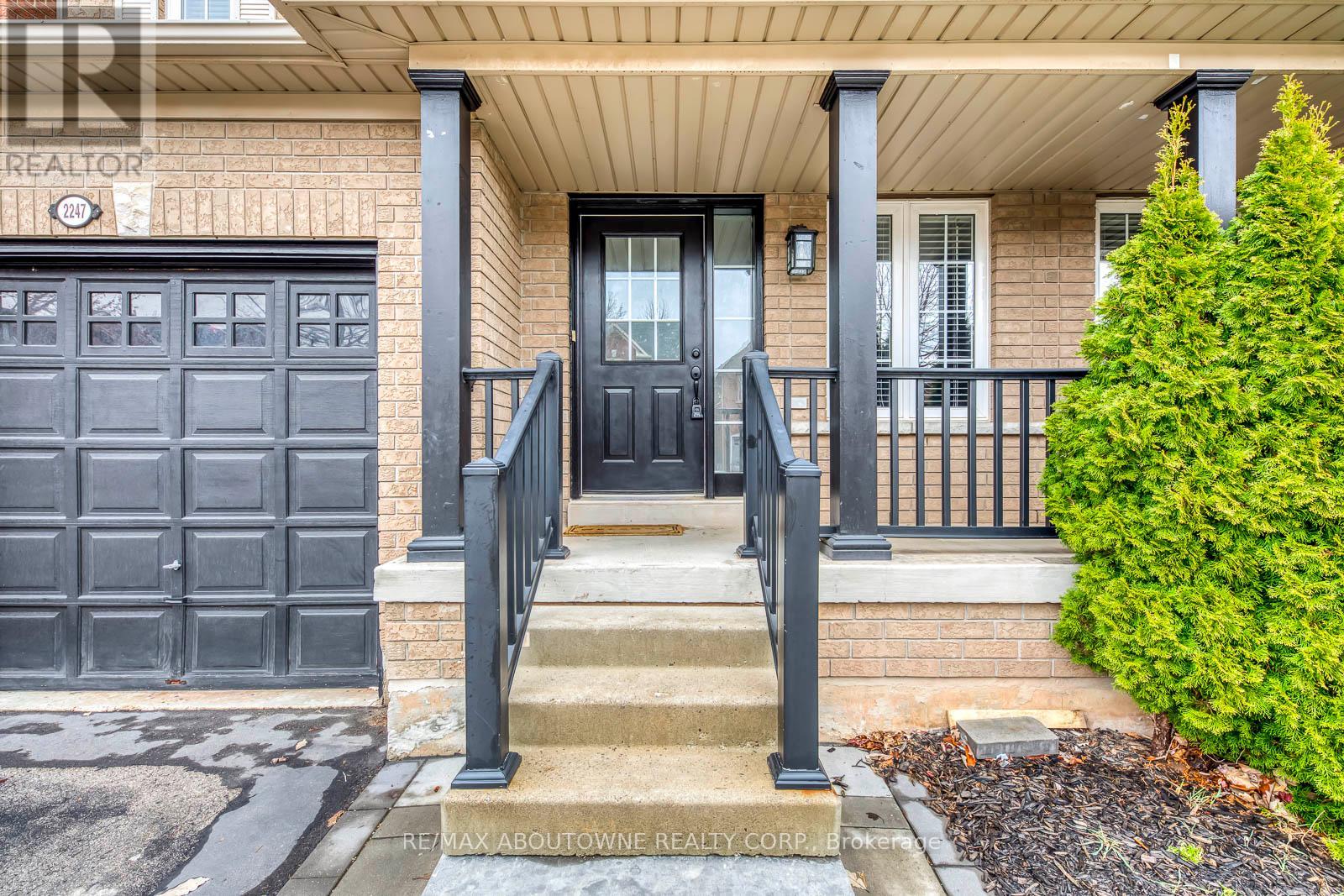 Photo 3 of 2247 Briargrove Circle, Oakville ON