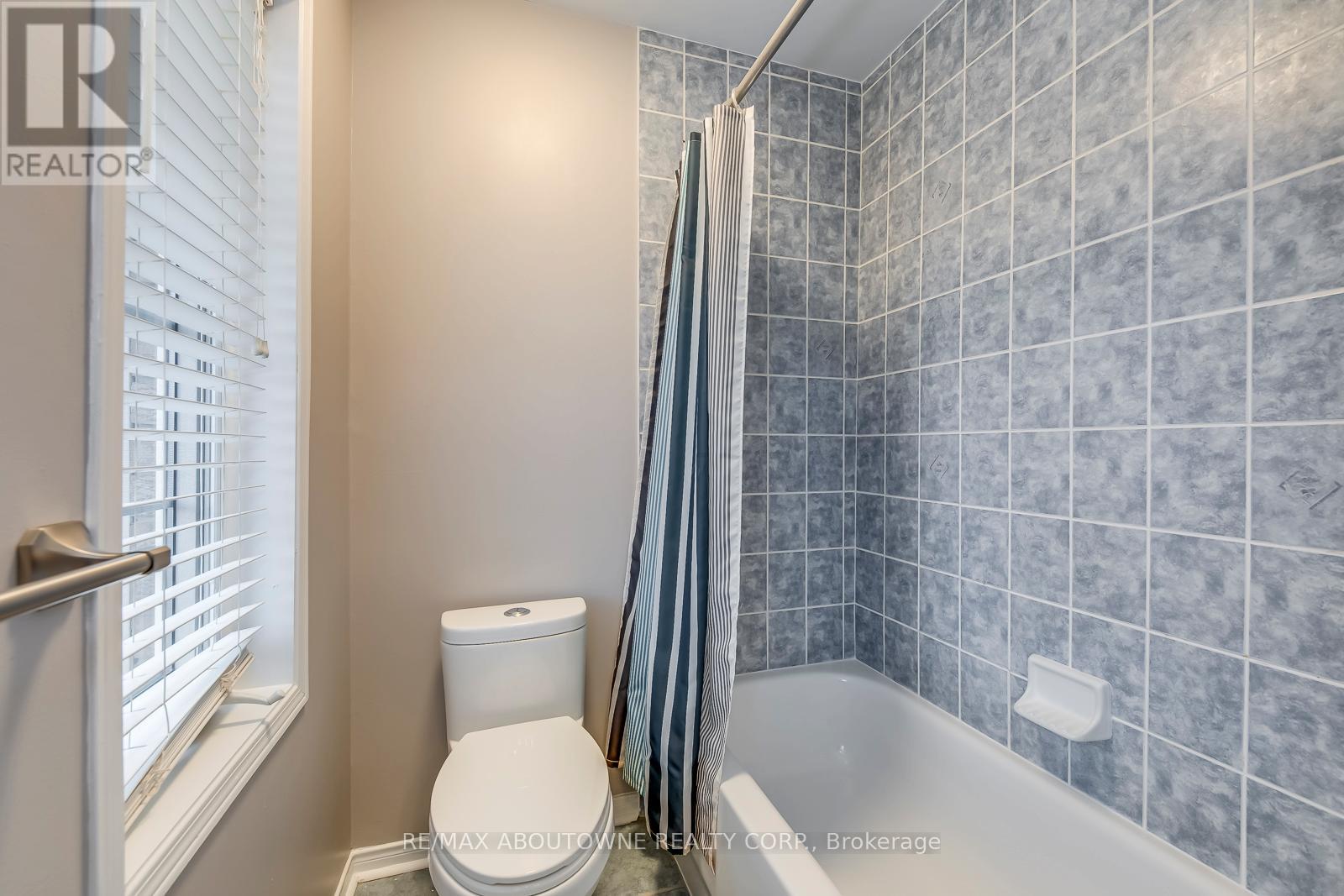 Photo 35 of 2247 Briargrove Circle, Oakville ON
