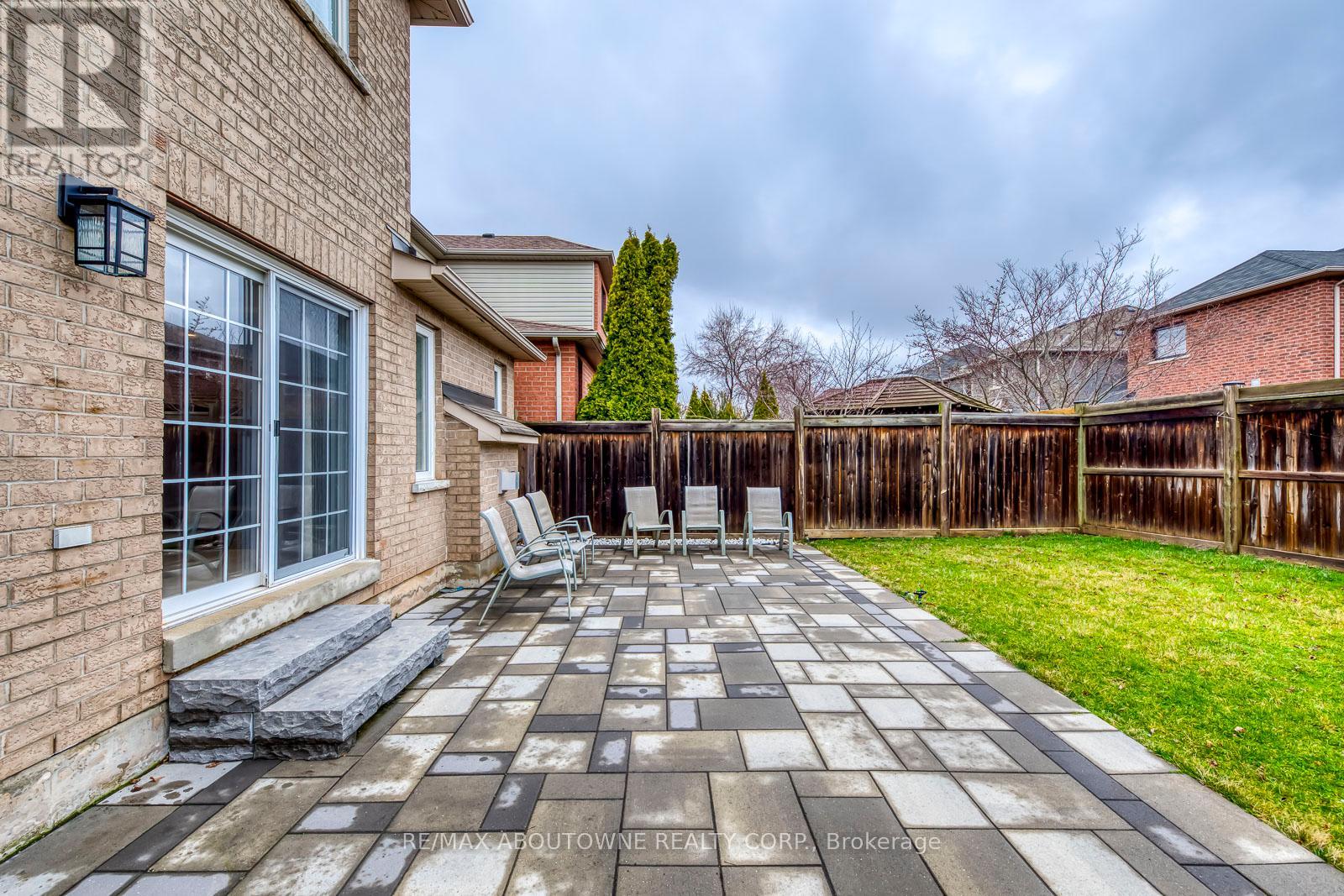 Photo 37 of 2247 Briargrove Circle, Oakville ON