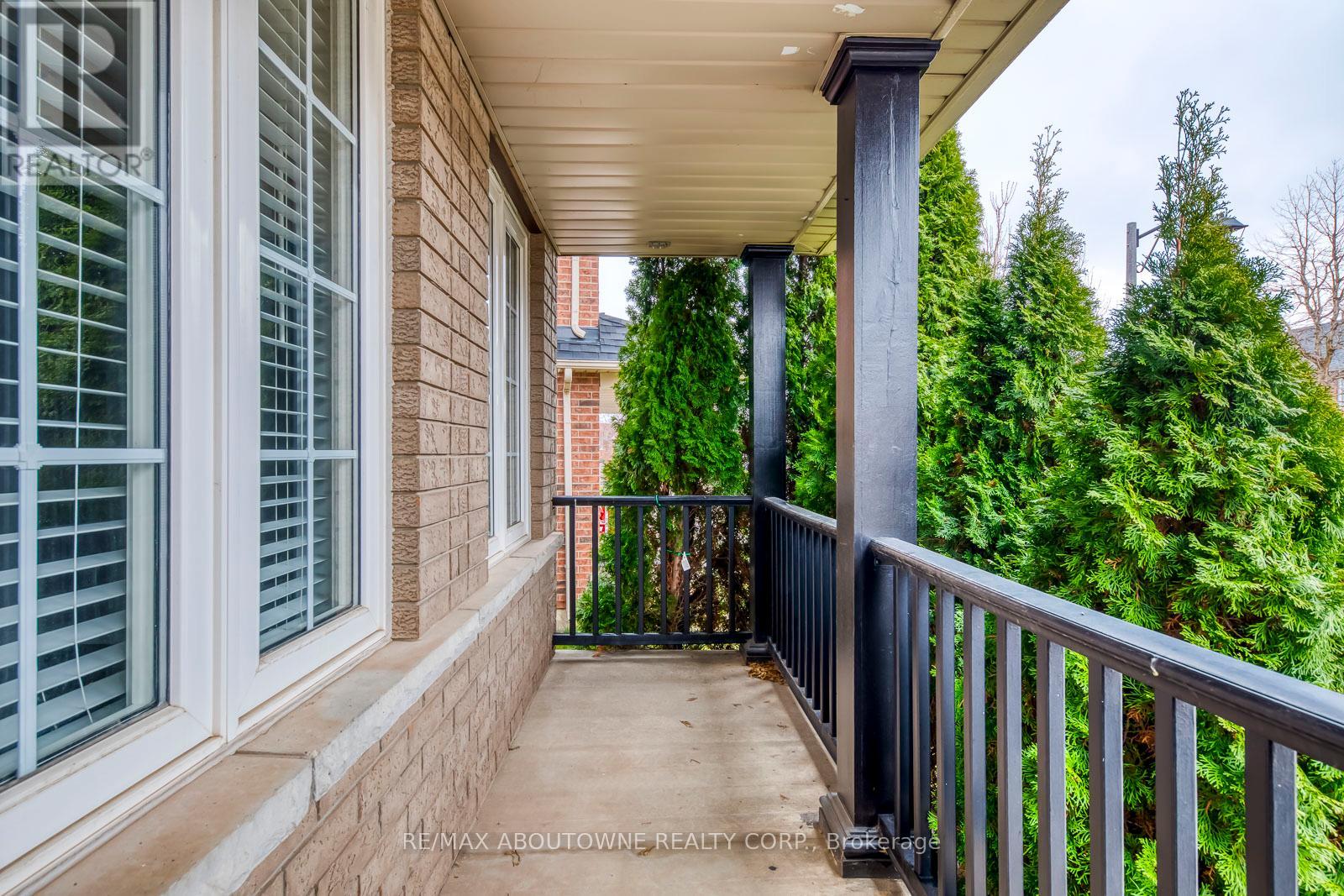 Photo 4 of 2247 Briargrove Circle, Oakville ON