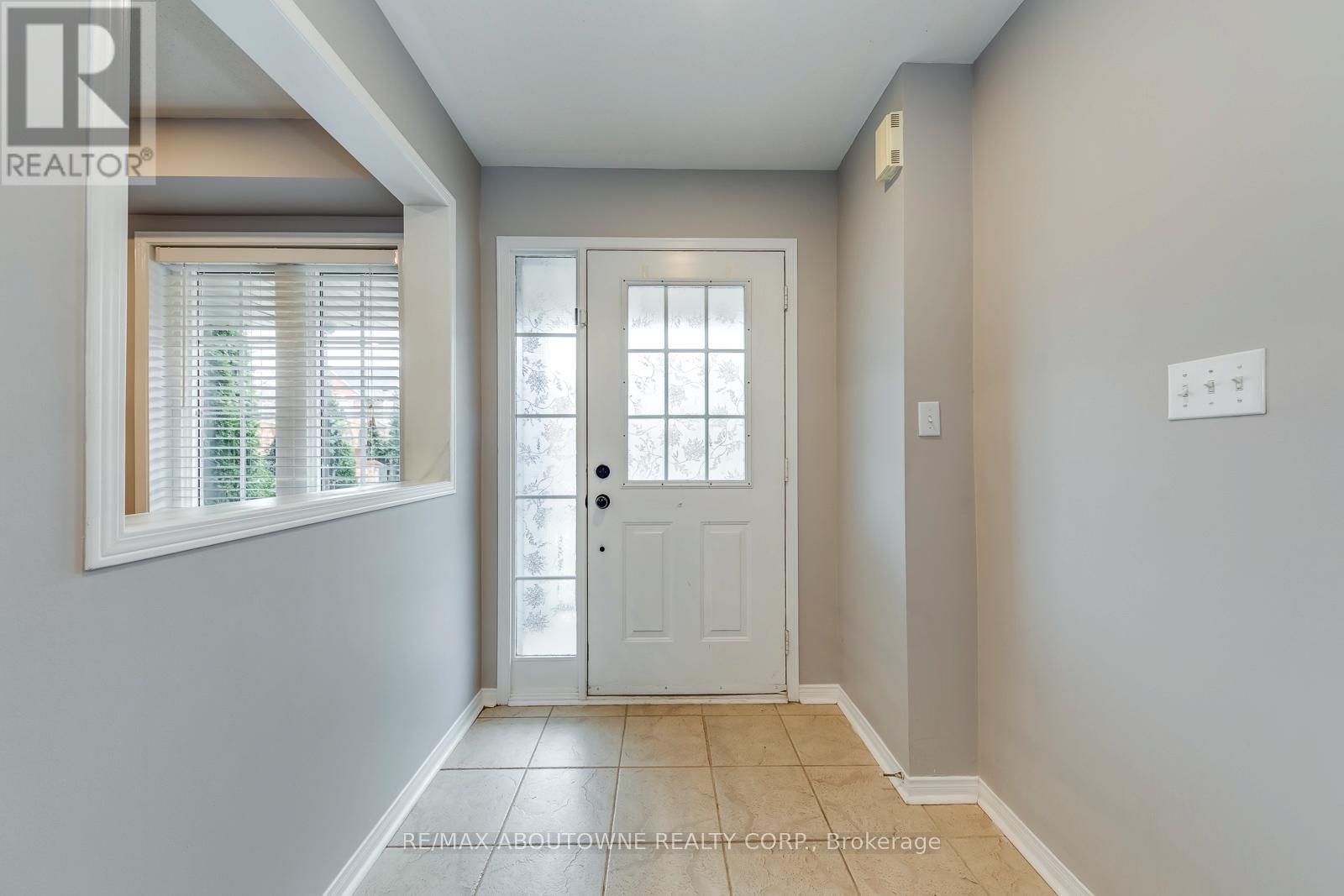 Photo 5 of 2247 Briargrove Circle, Oakville ON