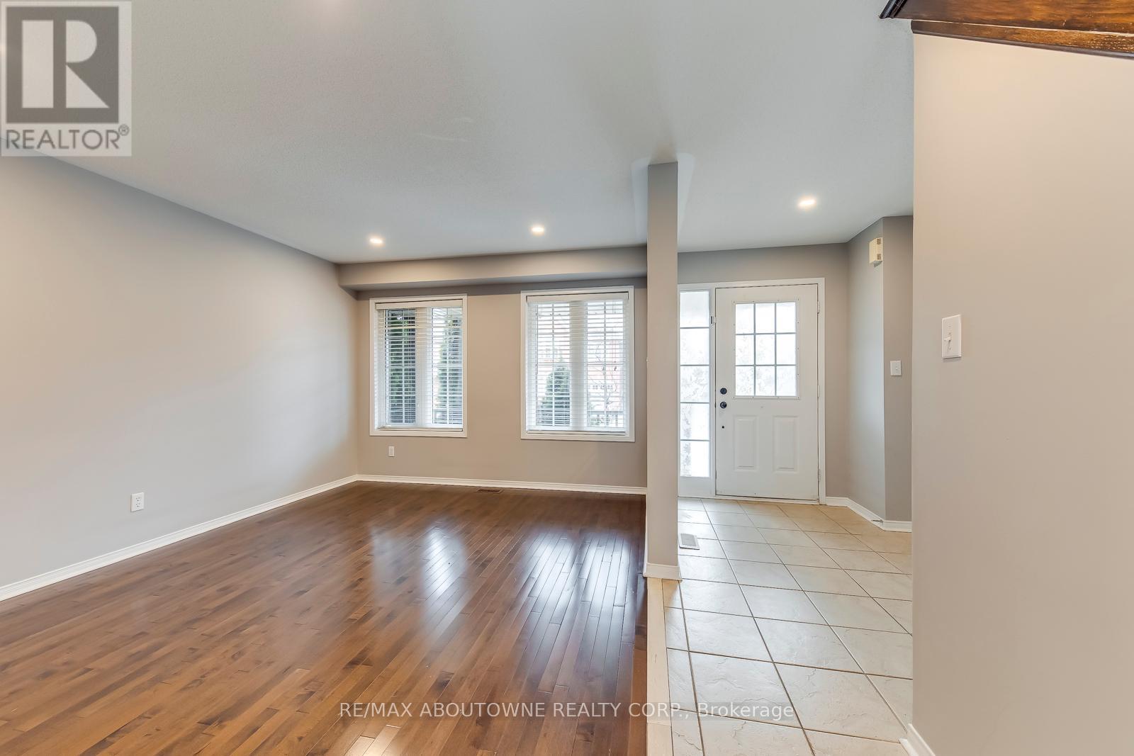 Photo 6 of 2247 Briargrove Circle, Oakville ON