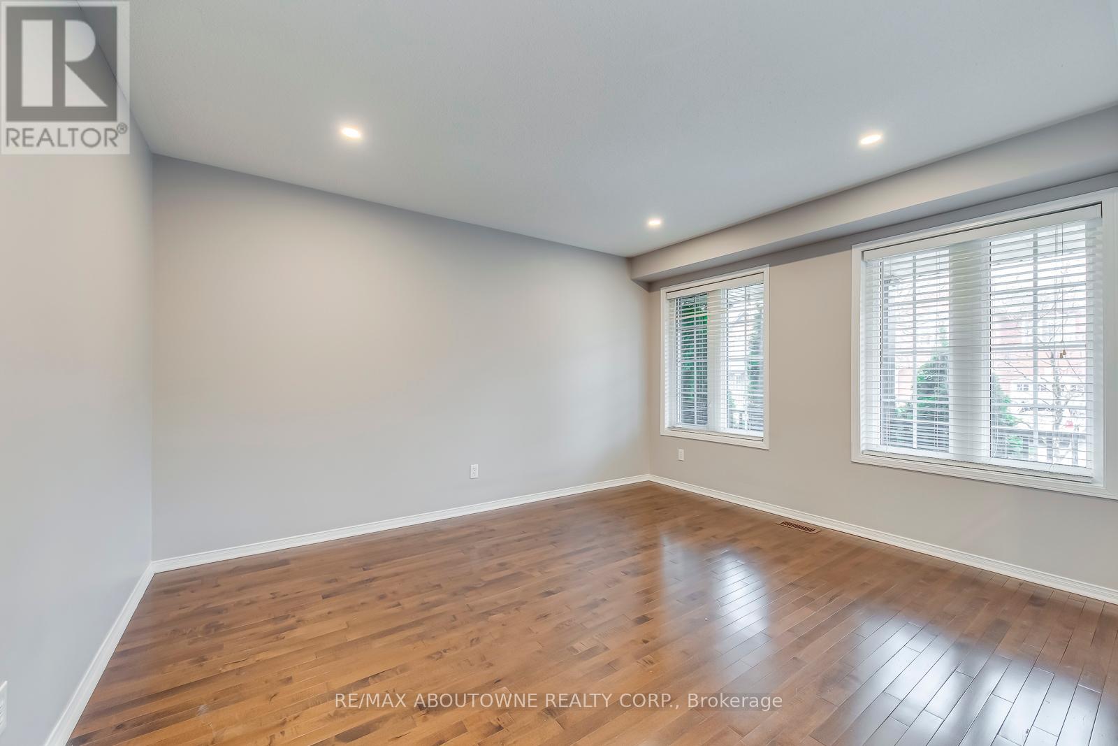 Photo 7 of 2247 Briargrove Circle, Oakville ON
