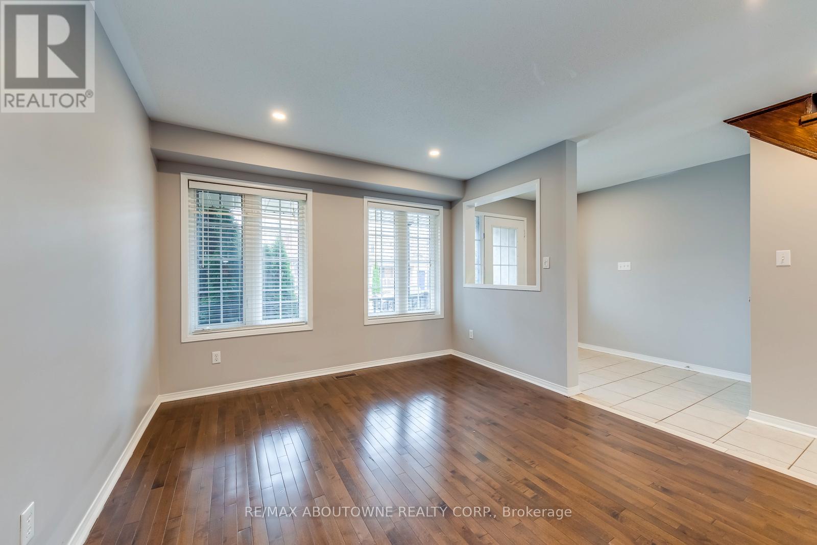 Photo 8 of 2247 Briargrove Circle, Oakville ON