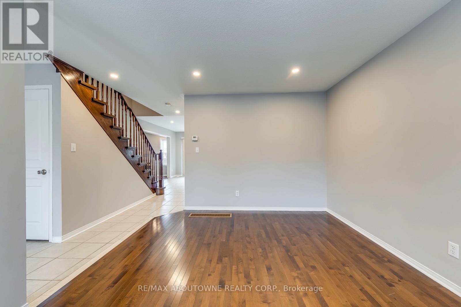 Photo 9 of 2247 Briargrove Circle, Oakville ON