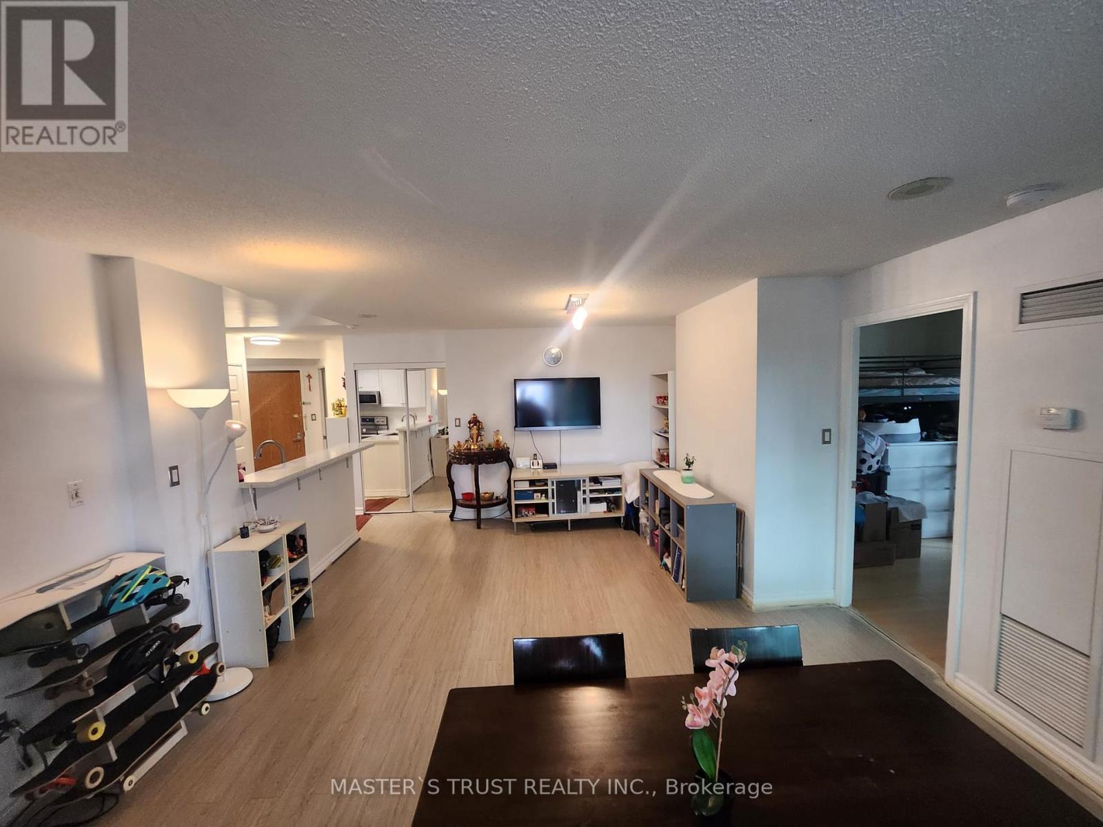 Photo 4 of 511 7 Lorraine Drive, Toronto ON