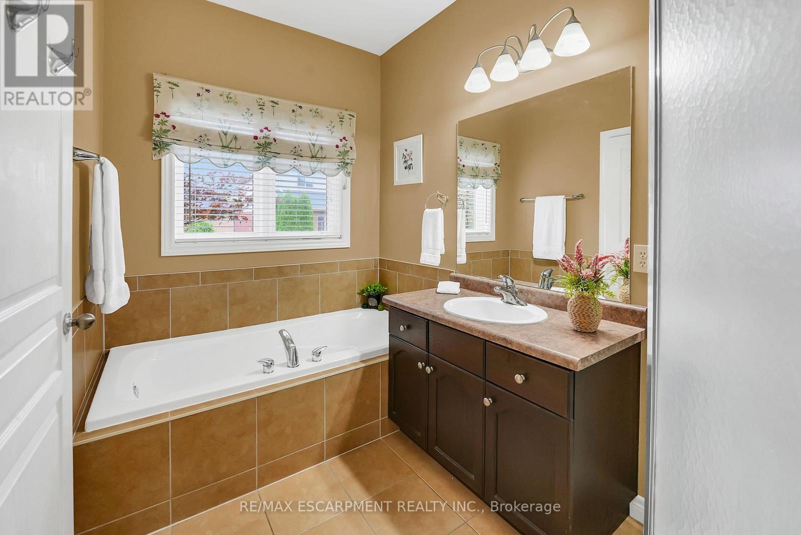 Photo 16 of 169 Central Avenue, Grimsby ON