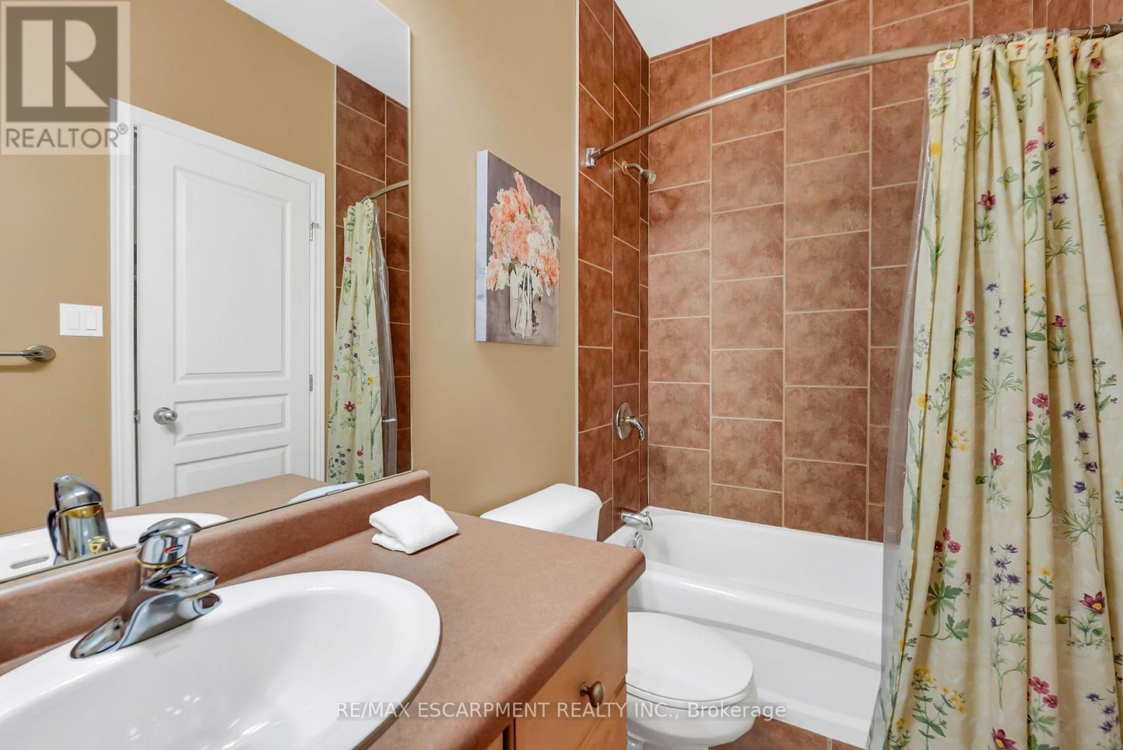 Photo 19 of 169 Central Avenue, Grimsby ON