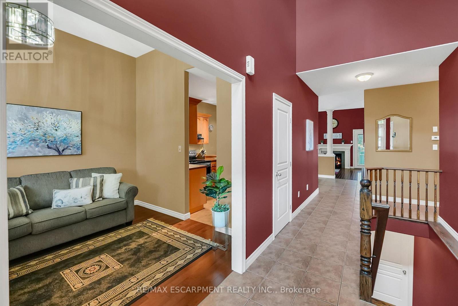 Photo 4 of 169 Central Avenue, Grimsby ON