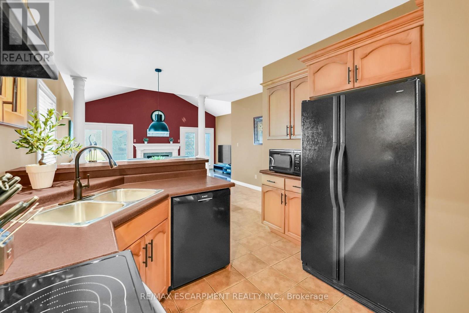 Photo 8 of 169 Central Avenue, Grimsby ON