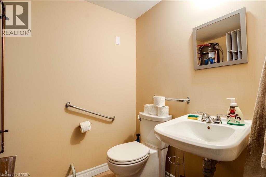 Photo 21 of 45 Dalkeith Drive Unit 2, Brantford ON