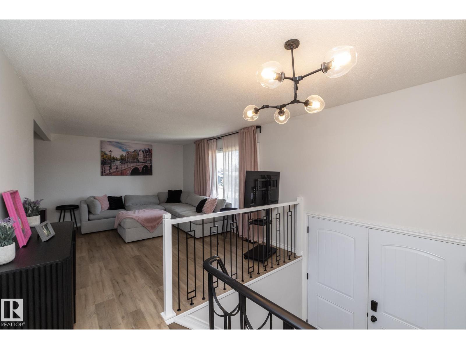 Photo 4 of 3516 107 St Nw, Edmonton AB