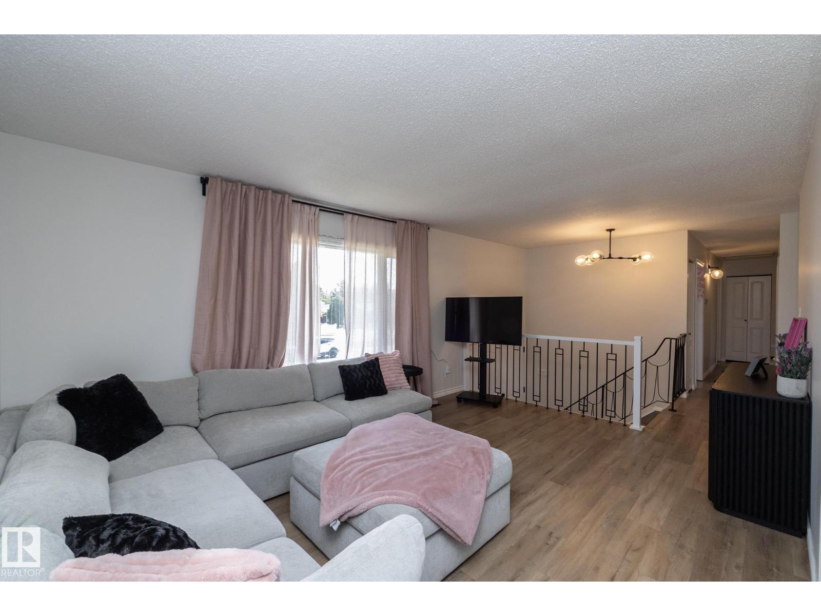 Photo 5 of 3516 107 St Nw, Edmonton AB