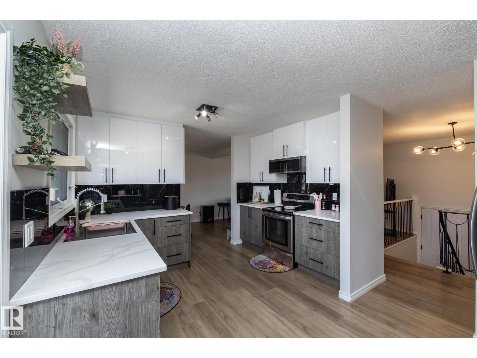 Photo 12 of 3516 107 St Nw, Edmonton AB